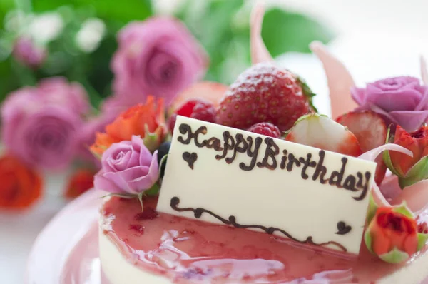 Primo Piano Deliziosa Torta Compleanno Decorata Con Bacche Fiori — Foto Stock