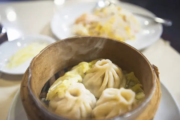 背景是美味的中国饺子 — 图库照片