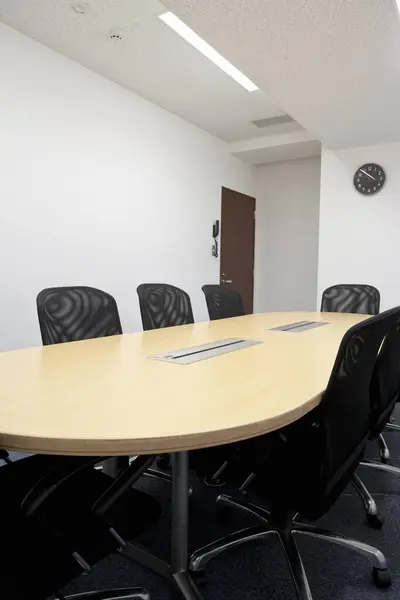 空荡荡的现代商务会议室 — 图库照片