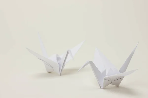 Origami Pássaro Feito Papel Sobre Fundo Branco — Fotografia de Stock