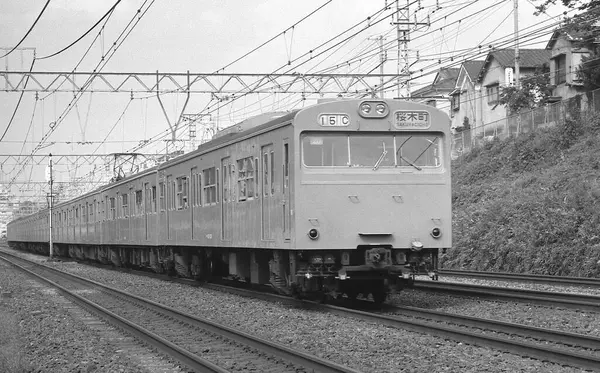 Japon Demiryollarının Gündüz Siyah ve Beyaz Çekimi