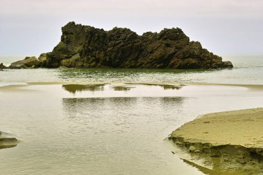 Yumuşak dalgalı sakin deniz manzarası