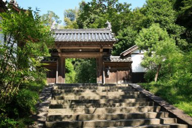 Güzel antik Japon tapınağının manzaralı görüntüsü.