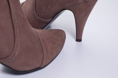 Beyaz arka planda yüksek topuklu şık bayan ayakkabılarının yakın plan görüntüsü                       