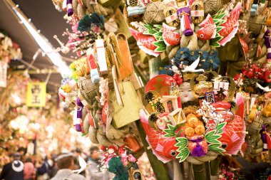 Asya pazarında renkli Noel süslemeleri
