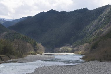Nehrin yeşil ormanlı güzel manzaralı dağları.    