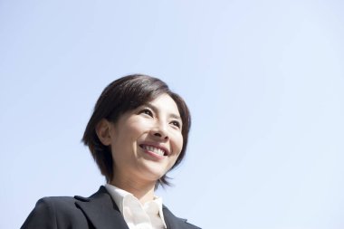 Dışarıdaki Asyalı iş kadınının portresi