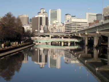Kentsel arkaplanda şehir köprüsü görünümü