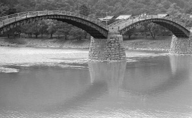 Eski taş köprünün siyah beyaz görüntüsü 