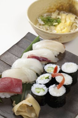 Tabakta suşi var. Japon yemeği mi? Suşi ruloları 