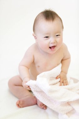 Arka planda küçük Asyalı bebek, kapat.