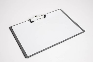 Beyaz arkaplan üzerinde boş kağıt olan pano