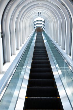 alışveriş merkezinde modern yürüyen merdiven