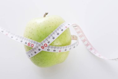 Beyaz arka plan üzerinde apple ile ölçüm bandı