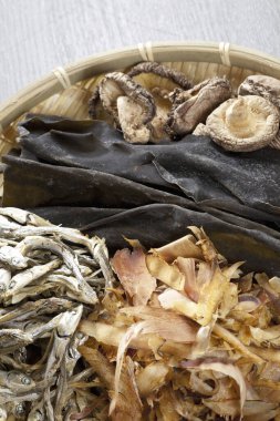 Farklı içerikli Japon tarzı yiyecekler.