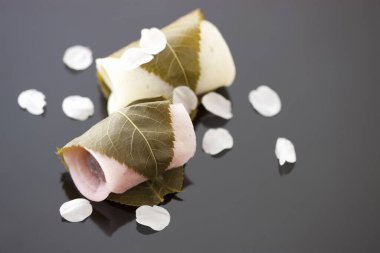 Japon Mochi tatlısı yeşil yapraklara sarılmış. 