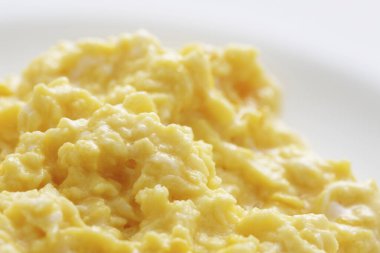 Arka planda lezzetli çırpılmış yumurta, yakın plan.