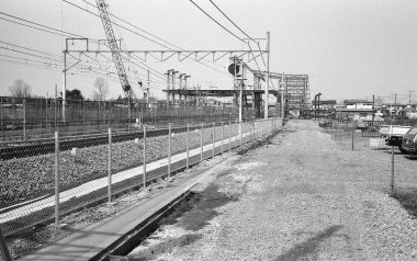 İnşaat alanı ve araçların yanında giden raylar.