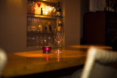 Boş şarap kadehleri ve mum bir restoranda masanın üstünde.