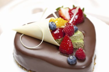 Meyveli çikolatalı pastanın yakın plan görüntüsü.    