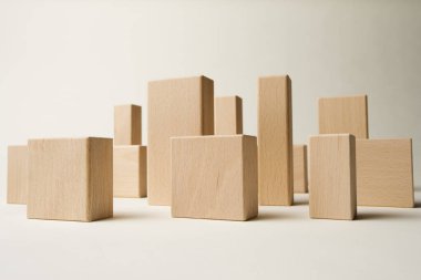 Beyaz arkaplanda tahta bloklar, kapatın