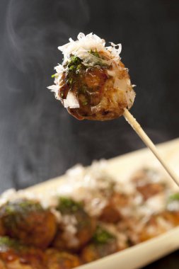 Lezzetli ahtapot köfteleri, geleneksel Asya yemekleri.