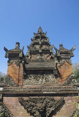 Endonezya 'daki eski Bali tapınağı ve mavi gökyüzü