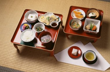 Masada çeşitli Japon yemeklerini gösteren bir mutfak fotoğrafı.