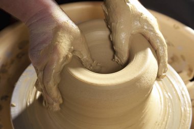Çömlek atölyesinde kil kase yapma sürecinin yakın görüntüsü     