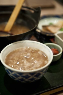 Buharda pişmiş pirinç lapası.