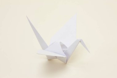 Masadaki origami kağıdından bir tekne. origami kağıt gemisi.