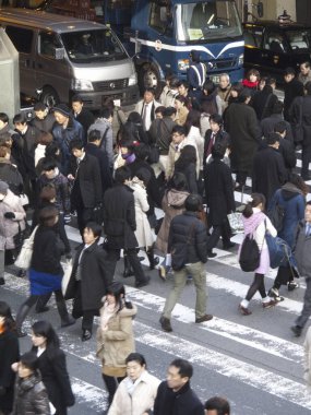 Japonya 'da yaya geçidinde karşıdan karşıya geçen insanlar.