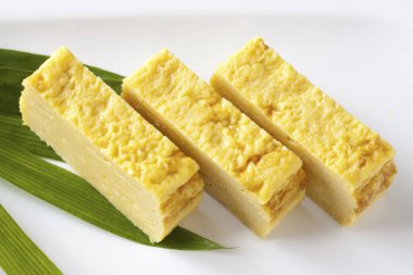 Beyaz tabakta kremalı yumurta keki.