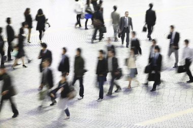 Tokyo, Japonya 'da merkez caddenin yanından geçen kalabalık