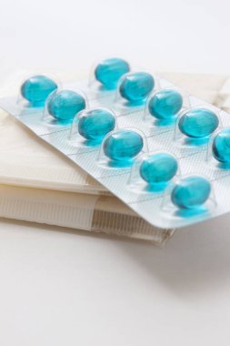 Su toplayan tablet ve kapsüller beyaz arka planda su toplamış.