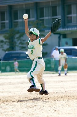 Japon erkek atıcı beysbol oynuyor, küçükler ligi.