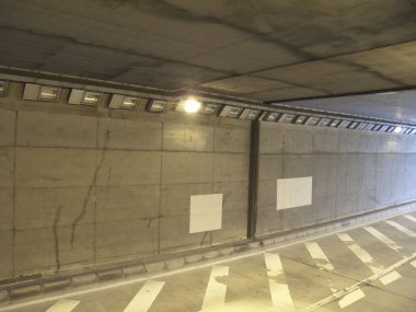 Boş yeraltı tüneli, şehirde ışık var.