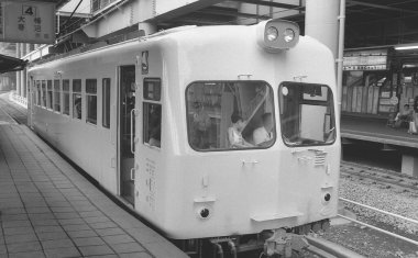 Bir tren istasyonundaki siyah beyaz fotoğraf..