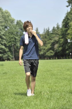 Genç bayan parkta koştuktan sonra