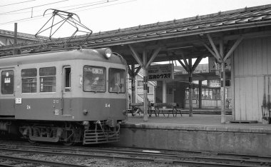 Japonya 'daki eski trenin siyah beyaz fotoğrafı