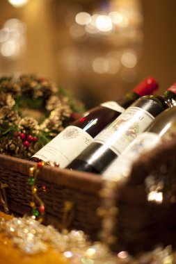 Şarap şişeleri ve Noel süslemeleri Noel pazarında