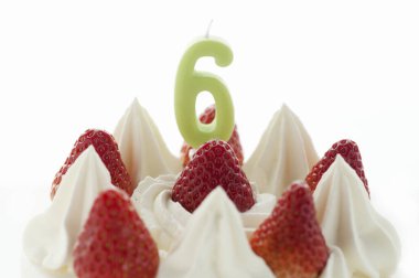 Çilekli doğum günü pastası ve altı numaralı mum.