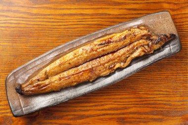 Tahta masadaki balık. 