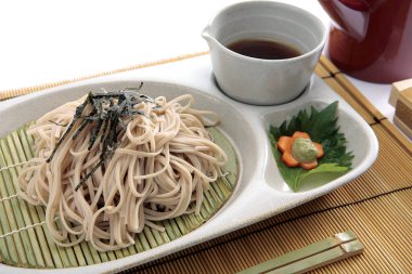 Japon geleneksel yemekleri. Soya sosu, erişte. 