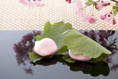 Japon Mochi tatlısı yeşil yapraklara sarılmış. 