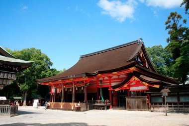 Güzel antik Japon tapınağının manzaralı görüntüsü.