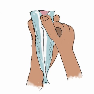 Hijyenik ped ya da benzeri hijyen ürünü ellerinin ambalajını soyarken iki elin yakın çekimi.