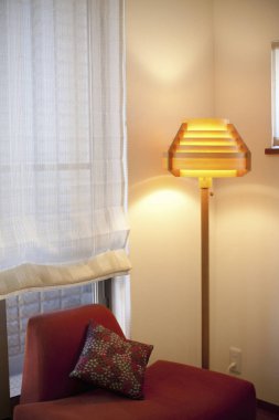 Döşeme lambasıyla modern yatak odasının iç tasarımı 