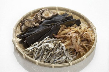 Farklı içerikli Japon tarzı yiyecekler.