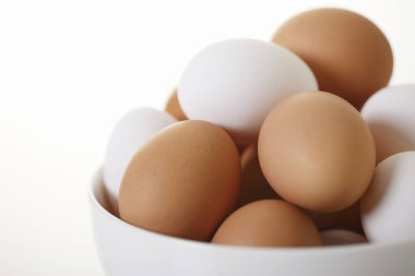 Taze organik tavuk yumurtalarının yakın plan görüntüsü          